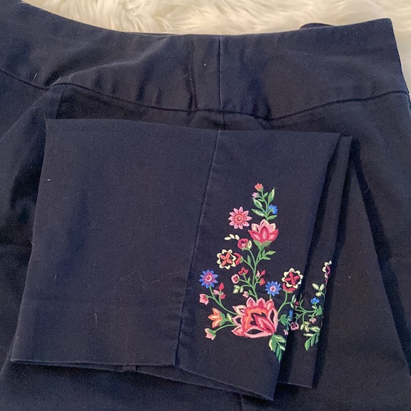 ROZ & ALI sz. 14 navy pants w/embroidered flowers at bottom of legs $22 - Picture 6 of 7